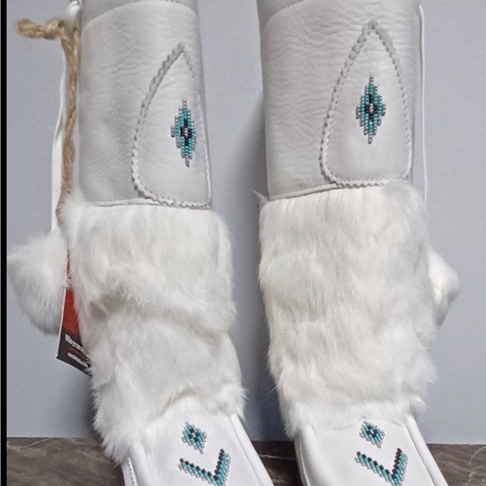 Elegant White Fur-Trimmed Embroidered Women's Boots
